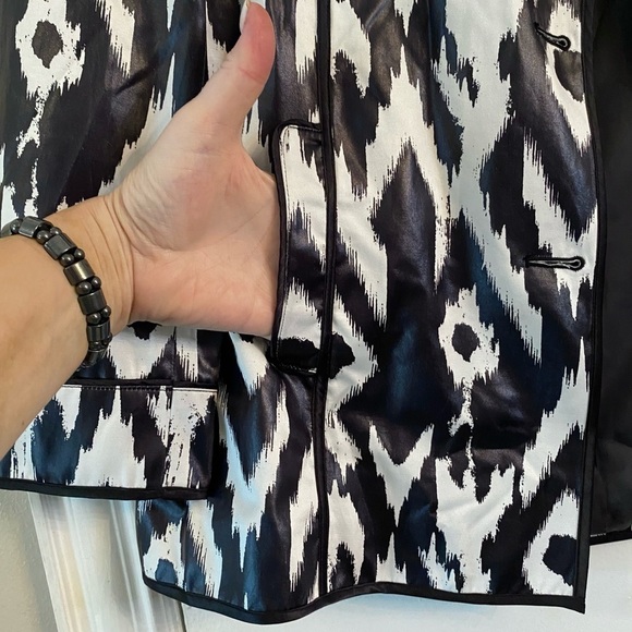 Chico's Black & White Ikat Print Blazer Single Breasted Pockets Chico’s Size 1. - Picture 7 of 10